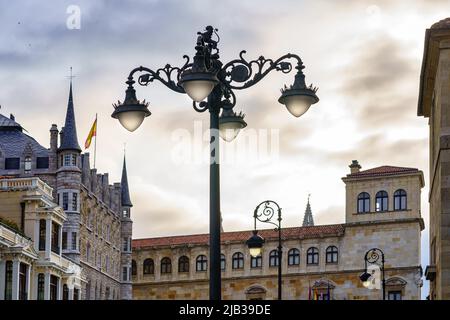 Coucher de soleil à Leon avec des bâtiments gothiques et de grandes lampes de rue en fer forgé. Banque D'Images