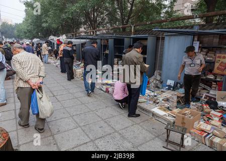 Les clients recherchent des livres d'occasion sur le marché de Panjiayuam, Beijing Banque D'Images
