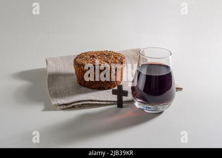 Le concept de la fête de Corpus Christi. Symboles du pain et du vin rouge du sang et du corps de Jésus-Christ. Banque D'Images