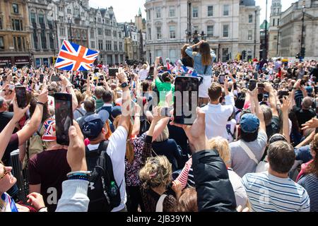 Londres, Royaume-Uni. 02nd juin 2022. Les gens apprécient le Jubilé de platine sur la place Trafalgar pendant le Jubilé de platine d'Elizabeth II. Photographié par Credit: Michael Tubi/Alay Live News Banque D'Images