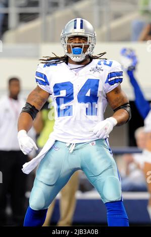 Arlington, Texas, États-Unis. 21st novembre 2010. Les Dallas Cowboys qui reviennent Marion Barber (24) ramasse la foule après s'être battu pour la première fois alors que les Dallas Cowboys battent les Detroit Lions et gagnent leur première victoire à domicile de la saison, 35-19 au Cowboys Stadium d'Arlington, Texas. Crédit: Steven Leija/SCG/ZUMAPRESS.com/Alamy Live News Banque D'Images