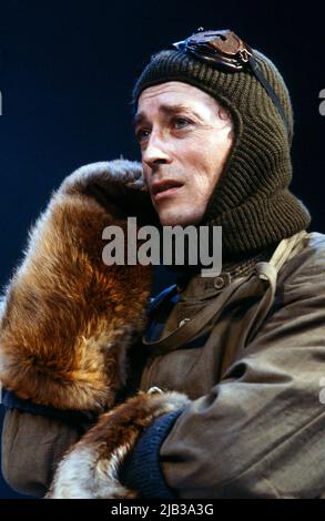 Robert Powell (capitaine Robert Falcon Scott) à TERRA NOVA par Ted Tally au Palace Theatre, Watford, Angleterre 28/01/1982 conception: Joe Vanek éclairage: Mick Hughes directeur: Michael Attenborough Banque D'Images