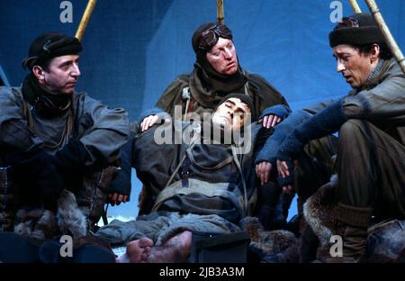 l-r: Donald Gee (Dr Edward Wilson), Neil Phillips (Capitaine Laurence Oates - avant), Bill Stewart (Lt. Henry Bowers), Robert Powell (capitaine Robert Falcon Scott) à TERRA NOVA par Ted Tally au Palace Theatre, Watford, Angleterre 28/01/1982 conception: Joe Vanek éclairage: Mick Hughes directeur: Michael Attenborough Banque D'Images