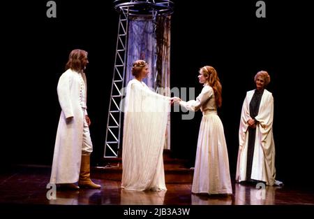 l-r: Patrick Stewart (Leontes), Gemma Jones (Hermione), Julia Hills (Perdita), Sheila Hancock (Paulina) dans L'HISTOIRE D'HIVER de Shakespeare à la Royal Shakespeare Company (RSC), Barbican Theatre, Londres EC2 21/07/1982 musique: Stephen Oliver design: Chris Dyer Lighting: Chris Ellis chorégraphie: Sheila Falconer réalisateur: Ronald Eyre Banque D'Images