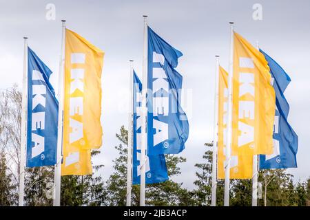 Vilnius, Lituanie - 1 juin 2022: Drapeaux IKEA près de la boutique Ikea. IKEA est un conglomérat multinational qui conçoit et vend des meubles prêts à assembler Banque D'Images