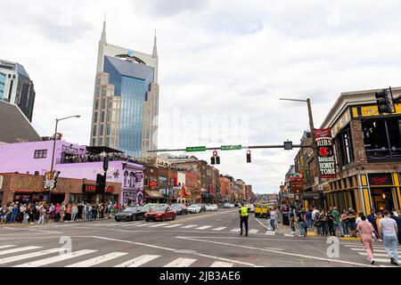 Nashville, TN - 5 mars 2022 : célèbre Broadway à Nashville, TN, avec le bâtiment AT&T en arrière-plan. Banque D'Images