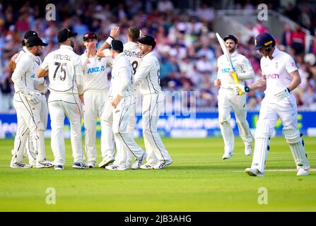 Les joueurs néo-zélandais fêtent après avoir pris le cricket de Ben Stokes en Angleterre pendant le premier jour de la première série de tests LV= Insurance au terrain de cricket de Lord's, Londres. Date de la photo: Jeudi 2 juin 2022. Banque D'Images