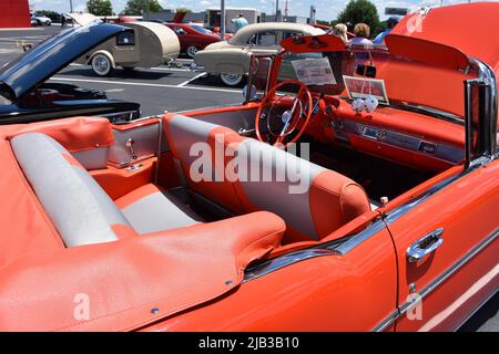 Un cabriolet 1957 de Chevrolet avec la capote vers le bas montrant l'intérieur. Banque D'Images