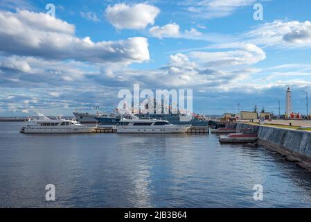 KRONSTADT, RUSSIE - 01 MAI 2022 : journée de printemps dans le port central de Kronstadt Banque D'Images