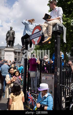 Incapable d'accéder au Mall et à l'événement de cérémonie Trooping of the Color qui coïncidait avec le Jubilé de platine de la reine, les Londoniens se réunissent à Trafalgar Square, le 1st juin 2022 à Londres, en Angleterre. La reine Elizabeth II est sur le trône du Royaume-Uni depuis 70 ans, le plus ancien monarque de l'histoire anglaise et des foules affluent vers le centre de Londres pour voir cet événement annuel pendant le week-end du Jubilé. Cependant, des dizaines de milliers de personnes n'ont pu voir aucun de ces patares de cérémonie parce que le centre commercial était fermé au public par la police, en restant dans les rues environnantes et à Trafalgar Squa Banque D'Images