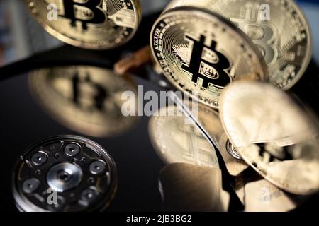 Bitcoin réfléchissant sur le plateau du disque dur, pièces BTC d'or vue rapprochée. Disque dur avec crypto-monnaie. Concept d'argent numérique Banque D'Images