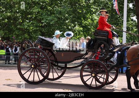 2 juin 2022 - procession du jubilé de platine de la reine Elizabeth dans le centre commercial - la princesse Charlotte avec Kate & Camilla, Dutchesses de Cambridge et Cornwall Banque D'Images