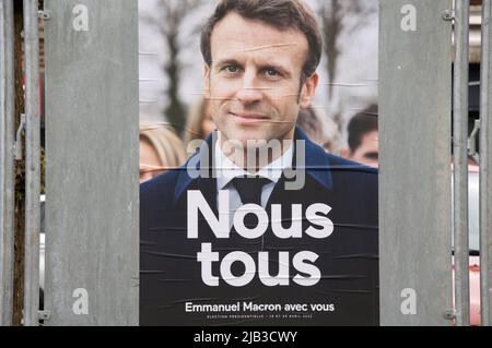 Élections présidentielles françaises 2022. Affiche de campagne pour Emmanuel Macron, qui a remporté le vote et a été réélu pour un deuxième mandat en tant que Président de la France. Banque D'Images