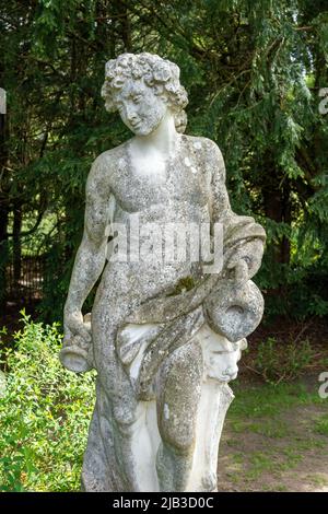 Statue de jardin à la tour Lilburn, près de Wooler, Northumberland, Royaume-Uni, une maison de manoir jardins ouverts par le National Gardens Scheme. Banque D'Images