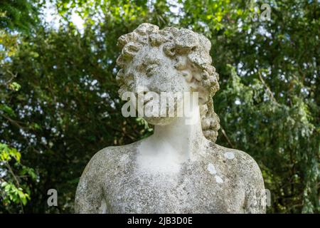 Statue de jardin à la tour Lilburn, près de Wooler, Northumberland, Royaume-Uni, une maison de manoir jardins ouverts par le National Gardens Scheme. Banque D'Images