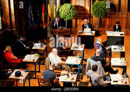 Heidelberg, Allemagne. 02nd juin 2022. La ministre des Affaires sociales du Bade-Wurtemberg, Manne Lucha (en haut, Bündnis 90/Die Grünen), s'exprime au Conseil municipal de Heidelberg. La réunion porte sur l'avenir de l'ancienne prison de Fauler Pelz. Credit: Uwe Anspach/dpa/Alamy Live News Banque D'Images