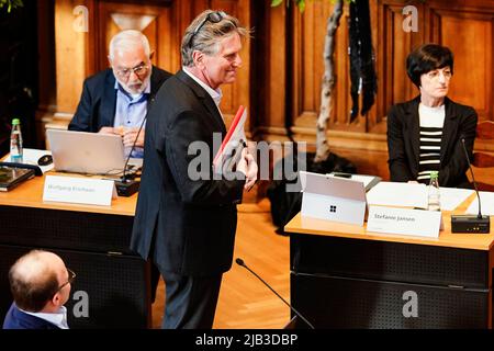 Heidelberg, Allemagne. 02nd juin 2022. La ministre des Affaires sociales du Bade-Wurtemberg, Manne Lucha (Bündnis 90/Die Grünen), fait partie du conseil municipal de Heidelberg. La réunion porte sur l'avenir de l'ancienne prison de Fauler Pelz. Credit: Uwe Anspach/dpa/Alamy Live News Banque D'Images