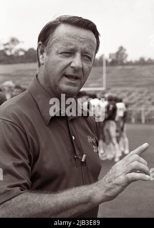 Bobby Bowden, entraîneur de football universitaire légendaire (1929-2021) sur le terrain à l'Université d'État de Floride à Tallahassee, Floride sur 12 août 1984. (ÉTATS-UNIS) Banque D'Images