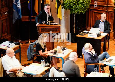Heidelberg, Allemagne. 02nd juin 2022. La ministre des Affaires sociales du Bade-Wurtemberg, Manne Lucha (en haut, Bündnis 90/Die Grünen), s'exprime au Conseil municipal de Heidelberg. La réunion porte sur l'avenir de l'ancienne prison de Fauler Pelz. Credit: Uwe Anspach/dpa/Alamy Live News Banque D'Images