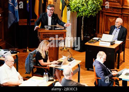 Heidelberg, Allemagne. 02nd juin 2022. La ministre des Affaires sociales du Bade-Wurtemberg, Manne Lucha (en haut, Bündnis 90/Die Grünen), s'exprime au Conseil municipal de Heidelberg. La réunion porte sur l'avenir de l'ancienne prison de Fauler Pelz. Credit: Uwe Anspach/dpa/Alamy Live News Banque D'Images