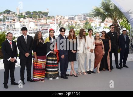 21 mai 2022, CANNES, France: CANNES, FRANCE - MAI 21: Willi White, Directeur Riley Keough, Directeur Gina Gammell, Ladainian Crazy Thunder, Calista Cottier, Invité, Robert Stover Jr et un invité assistent à la photo de ''War Pony'' lors du festival annuel de Cannes 75th au Palais des Festivals sur 21 mai 2022 à Cannes, France, njilic McClung, Jessica Poor Bear, Ta-Yamni long Chat noir, Woodrow long Elk, Calista Cottier, Wilma Colhoff, Manuel Garcia. (Credit image: © Frederick Injimbert/ZUMA Press Wire) Banque D'Images