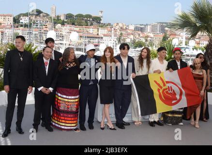 21 mai 2022, CANNES, France: CANNES, FRANCE - MAI 21: Willi White, Directeur Riley Keough, Directeur Gina Gammell, Ladainian Crazy Thunder, Calista Cottier, Invité, Robert Stover Jr et un invité assistent à la photo de ''War Pony'' lors du festival annuel de Cannes 75th au Palais des Festivals sur 21 mai 2022 à Cannes, France, njilic McClung, Jessica Poor Bear, Ta-Yamni long Chat noir, Woodrow long Elk, Calista Cottier, Wilma Colhoff, Manuel Garcia. (Credit image: © Frederick Injimbert/ZUMA Press Wire) Banque D'Images