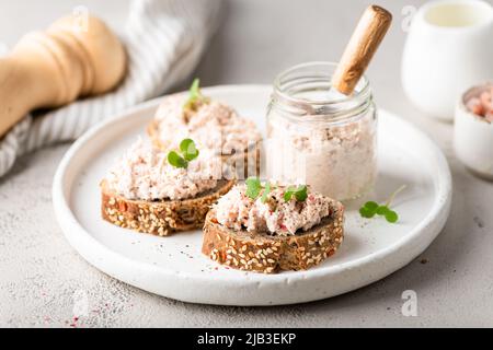 bruschetta avec pate de thon, rillettes de poisson Banque D'Images