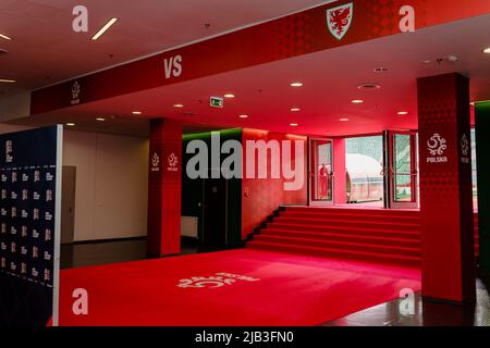 WROCŁAW, POLOGNE - 01 JUIN 2022 : tunnel précédant la ligue A 2022 Nations League entre la Pologne et le pays de Galles à la Tarczynski Arena, Wrocław, Pologne, le 1st juin 2022. (Photo de John Smith/FAW) Banque D'Images