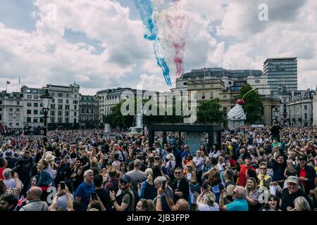 Les gens apprécient le Jubilé de platine sur la place Trafalgar pendant le Jubilé de platine d'Elizabeth II. Trooping la couleur. Banque D'Images