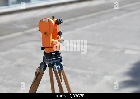 Théodolite instrument optique de précision pour mesurer les angles entre des points visibles désignés sur un chantier de construction Banque D'Images