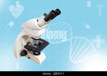 Microscope optique isolé sur fond blanc avec espace pour le texte Banque D'Images