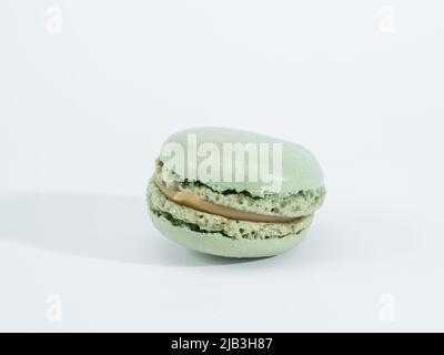 Macarons de noisettes isolés sur fond blanc. Photo de haute qualité Banque D'Images