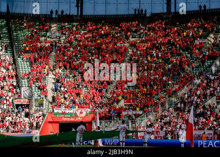 WROCŁAW, POLOGNE - 01 JUIN 2022 : les fans du pays de Galles lors de la ligue A 2022 Nations League fixing entre la Pologne et le pays de Galles à la Tarczynski Arena, Wrocław, Pologne le 1st juin 2022. (Photo de John Smith/FAW) Banque D'Images