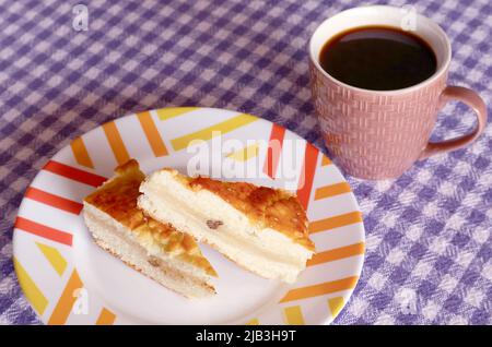Assiette de tranches de Gata, pain doux traditionnel arménien accompagné d'une tasse de café turc chaud Banque D'Images
