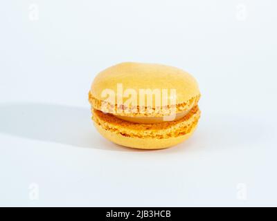 Macarons doux au citron isolés sur fond blanc. Photo de haute qualité Banque D'Images