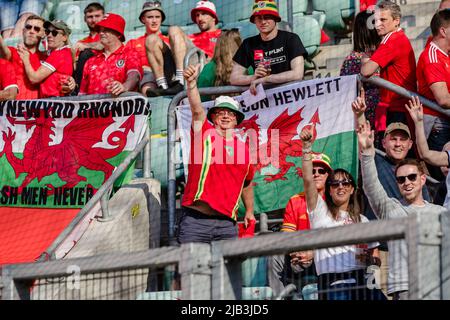 WROCŁAW, POLOGNE - 01 JUIN 2022 : les fans du pays de Galles avant la ligue A 2022 Nations League fixture entre la Pologne et le pays de Galles à la Tarczynski Arena, Wrocław, Pologne le 1st juin 2022. (Photo de John Smith/FAW) Banque D'Images