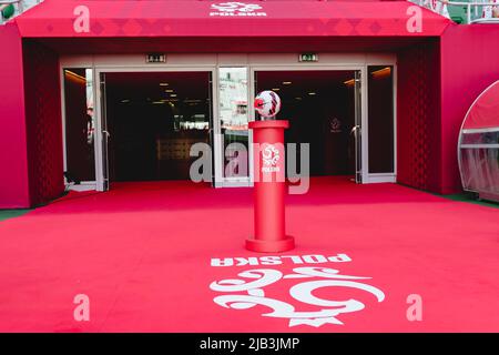 WROCŁAW, POLOGNE - 01 JUIN 2022 : tunnel précédant la ligue A 2022 Nations League entre la Pologne et le pays de Galles à la Tarczynski Arena, Wrocław, Pologne, le 1st juin 2022. (Photo de John Smith/FAW) Banque D'Images