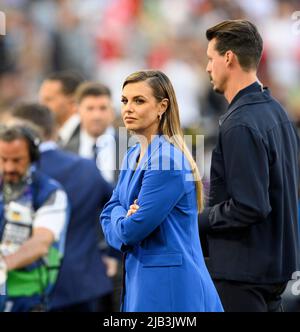 Présentatrice Laura WONTORRA (DAZN) derrière l'expert TV Sandro WAGNER Ligue des champions de football finale 2022, Liverpool FC (LFC) - Real Madrid (Real) 0: 1, on 28 mai 2022 à Paris/France. Â Banque D'Images