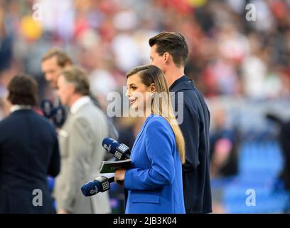Présentatrice Laura WONTORRA (DAZN) derrière l'expert TV Sandro WAGNER Ligue des champions de football finale 2022, Liverpool FC (LFC) - Real Madrid (Real) 0: 1, on 28 mai 2022 à Paris/France. Â Banque D'Images