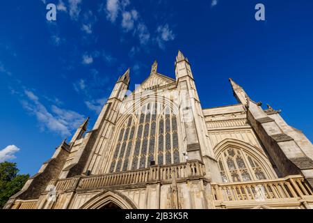 Face ouest de la cathédrale de Winchester dans l'après-midi lumière avec un ciel bleu, Winchester, Hampshire, sud de l'Angleterre Banque D'Images