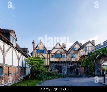 Palais de justice à colombages de Cheyney à Dome Alley près de la porte du Prieuré dans la fermeture intérieure de la cathédrale à proximité des remparts de la ville antique de Winchester, Hampshire Banque D'Images