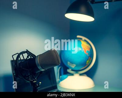 Microphone, ordinateur portable et lampe à air sur la table, gros plan. Photo de haute qualité Banque D'Images
