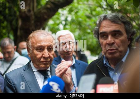 Bogota, Colombie. 2nd juin 2022. Le candidat présidentiel du parti politique 'Liga de Gobernantes Anticorrupcion' Rodolfo Hernandez (à gauche) donne une conférence de presse avec l'ancien candidat de l'alliance politique 'Coalicion Centro Esperanza' Sergio Fajardo (à droite) alors qu'il cherche le soutien présidentiel pour les détournements contre le candidat Gustavo Petro, à Bogota, Colombie, 2 juin 2022. La Colombie aura ses retombées le 19 juin. Photo par: Stringer/long Visual Press crédit: Long Visual Press/Alay Live News Banque D'Images