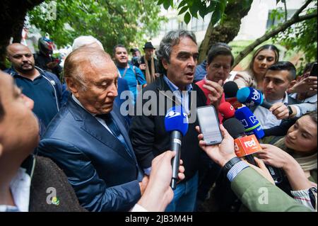 Bogota, Colombie. 2nd juin 2022. Le candidat présidentiel du parti politique 'Liga de Gobernantes Anticorrupcion' Rodolfo Hernandez (à gauche) donne une conférence de presse avec l'ancien candidat de l'alliance politique 'Coalicion Centro Esperanza' Sergio Fajardo (à droite) alors qu'il cherche le soutien présidentiel pour les détournements contre le candidat Gustavo Petro, à Bogota, Colombie, 2 juin 2022. La Colombie aura ses retombées le 19 juin. Photo par: Stringer/long Visual Press crédit: Long Visual Press/Alay Live News Banque D'Images