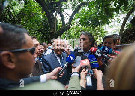 Bogota, Colombie. 2nd juin 2022. Le candidat présidentiel du parti politique 'Liga de Gobernantes Anticorrupcion' Rodolfo Hernandez (à gauche) donne une conférence de presse avec l'ancien candidat de l'alliance politique 'Coalicion Centro Esperanza' Sergio Fajardo (à droite) alors qu'il cherche le soutien présidentiel pour les détournements contre le candidat Gustavo Petro, à Bogota, Colombie, 2 juin 2022. La Colombie aura ses retombées le 19 juin. Photo par: Stringer/long Visual Press crédit: Long Visual Press/Alay Live News Banque D'Images