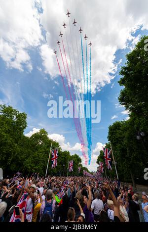 Jubilé de platine Noël de la Reine Flycast après Trooping la couleur 2022. Les flèches rouges du RAF descendent la galerie marchande, qui dégage de la fumée rouge, blanche et bleue Banque D'Images