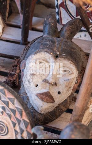 Masques sub-sahariens dans le souk, Essaouira, maroc, afrique Banque D'Images