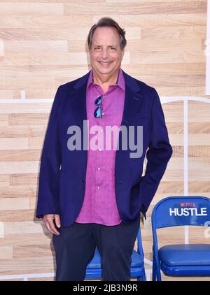 WESTWOOD, CA - JUIN 01 : Jon Lovitz participe à la première mondiale de Netflix « Hustle » au Regency Village Theatre sur 01 juin 2022 à Los Angeles, Californie Banque D'Images