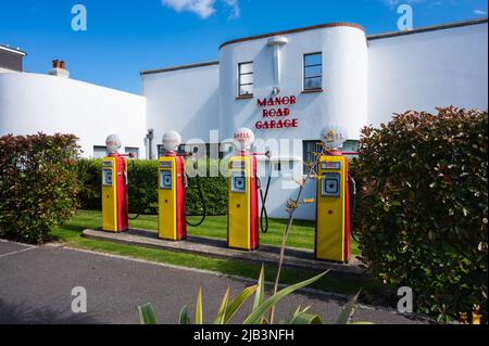 Manor Road garage, appartements de style Art déco convertis d'une station-service ou d'une station-service restaurée de 1930s avec des pompes à carburant d'époque à East Preston, Angleterre, Royaume-Uni Banque D'Images