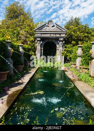 Piscine formelle, pavillon orné et becs d'eau dans le « Collector » Earl's Garden au château d'Arundel, West Sussex, Royaume-Uni Banque D'Images